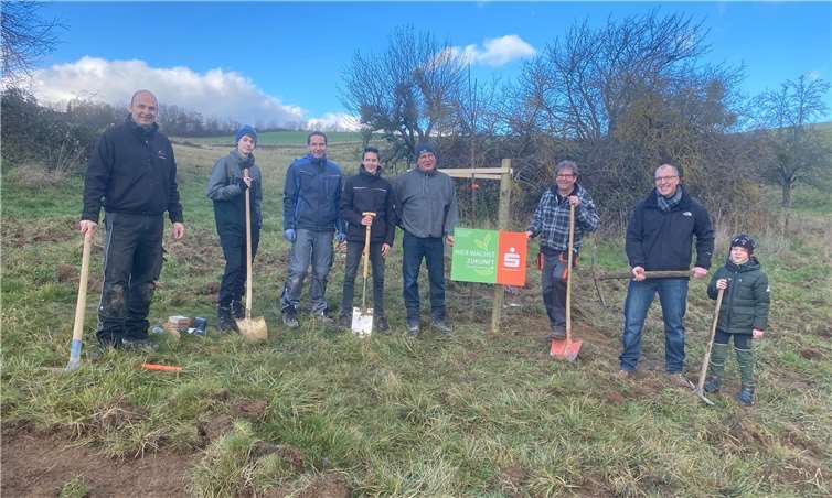 David Söller (2. v. r.), Leiter des Beratungscenters Niederzissen, Ortsbürgermeister Christof Bürger (links) und andere Freiwillige bei der Pflanzung der Apfelbäume.Foto: privat