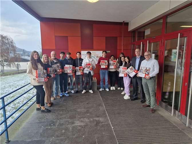 David Söller (2.v.r.) und Jasmin Stappen (l.), Anlageberaterin der Kreissparkasse Ahrweiler im Beratungscenter in Niederzissen, bei der Übergabe der Ordner an die Realschule plus in Niederzissen.  Foto:Kreissparkasse Ahrweiler – Marco Seydel