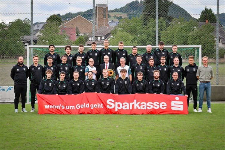 David Söller, Leiter des Beratungscenters Niederzissen, übergibt die Trainingsanzüge an die beiden Herrenmannschaften. 