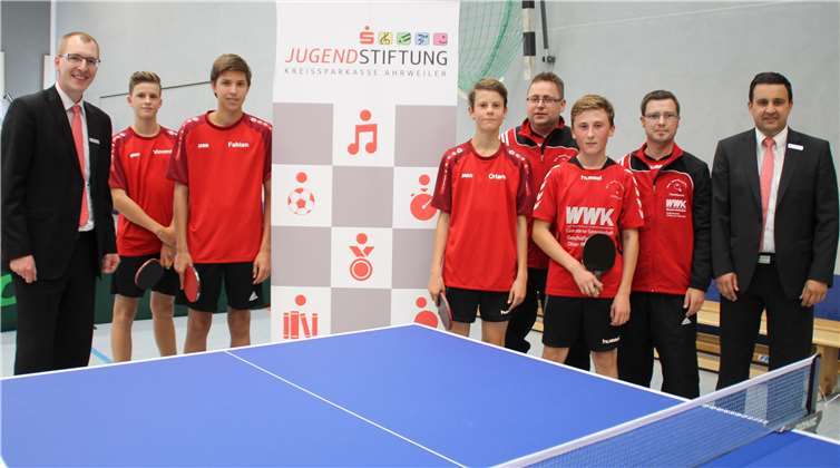David Söller (l.) besuchte zusammen mit Frank Rothhaß (r.) das Training der Jugendmannschaft, um symbolisch vier neue Tischtennisplatten an die stolzen Jugendlichen und die beiden Leiter der Abteilung Tischtennis Heiko Kowall (2.v.r.) und Dominik Friedrich (4.v.r.) zu übergeben. Privat