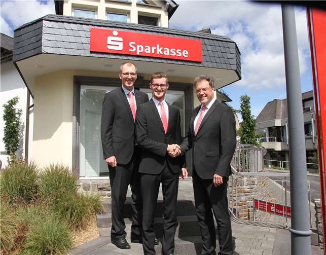 Eigengewächs übernimmt die Leitung David Söller (links), Beratungs-Centerleiter Niederzissen, und der ehemalige Geschäftsstellenleiter Otto Gros (rechts) übergaben Florian Schneider, neuer Leiter der Sparkassen-Filiale Kempenich, symbolisch die Geschäftsstelle, verbunden mit den besten Wünschen für seine neue Aufgabe.Foto: privat