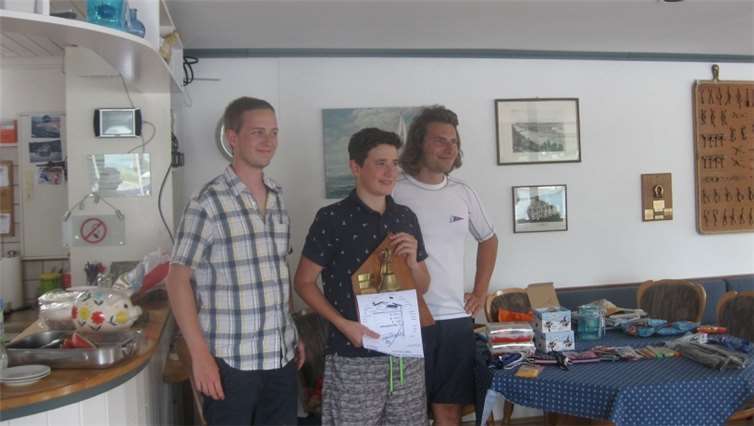 David Wollmann (Mitte) wurde vom Zweiten Jugendwart und vom Jugendwart Simon Zimmermann (rechts) ausgezeichnet. privat