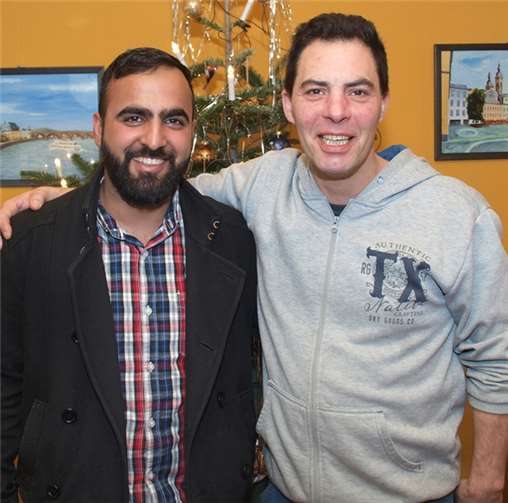 David Zerwas (r.), ein aufgeschlossener junger Mann ließ sich das Essen im „Mampf“ auch gut schmecken und er fand einen neuen „Freund“ aus der Ahmadiyya Muslim Gemeinde.U.Stanzlawski