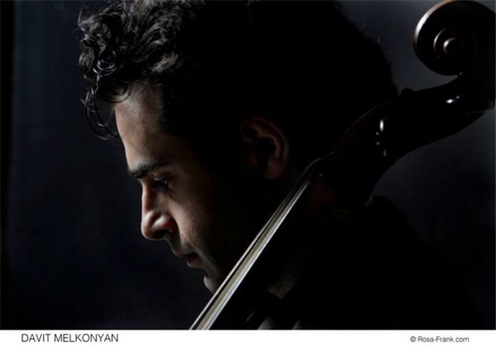 Davit Melkonyan ist Preisträger des Internationalen Johann-Sebastian-Bach-Wettbewerbs, Leipzig, sowie des Internationalen Wettbewerbs für die Musik des 20. und 21. Jahrhunderts „Premio Bucchi“, Rom.