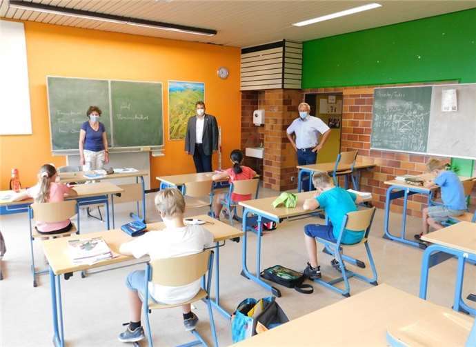 Davon, dass alle Hygienemaßnahmen realisiert worden waren, überzeugten sich Verbandsbürgermeister Michel Christ (2.v.l.) und Landrat Achim Hallerbach (3.v.l.) auch im Wiedtal Gymnasium in Neustadt und besuchten den „Kurs“ der ehemaligen Schulleiterin der Grundschule Windhagen, Ursula Reiner, die als Freiwillige in der Sommerschule unterrichtete.