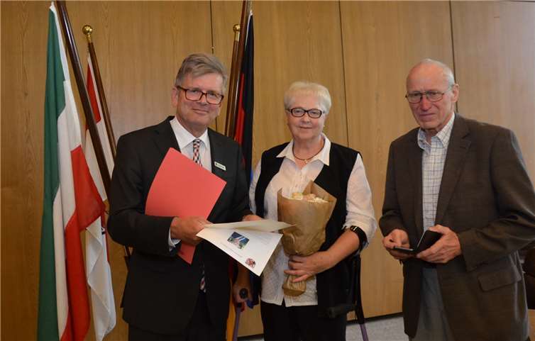 Dawn Winkens (Mitte) mit ihrem Ehemann Hans-Georg Winkens (r.) und Dezernent Michael Jaeger (l.).„Rhein-Sieg-Kreis“