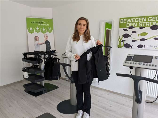 Dayana Honikel von Körperformen Sinzig zeigt eine der Trainingswesten. Fotos: KS