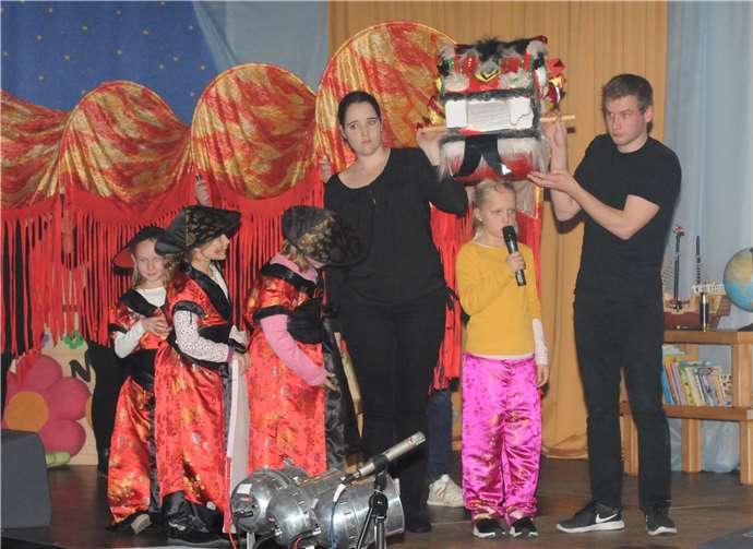 Dazu mussten sie Sprechtexte sowie Lieder auswendig lernen ...