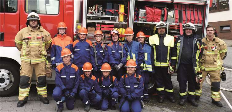 De Jugendfeuerwehren aus Rieden und Volkesfeld zeigten im Rahmen einer Übung, was sie bei ihrem Jugendfeuerwehrwart Stefan Schäfer (li.) gelernt haben. Fotos: FRE