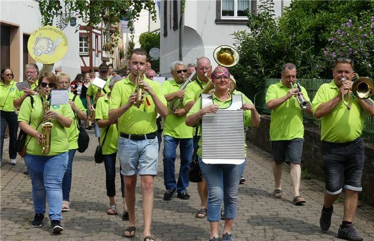 „De Meulueraattröötesj“ aus den Niederlanden führten einmal mehr den Mesenicher Weinfestumzug an.