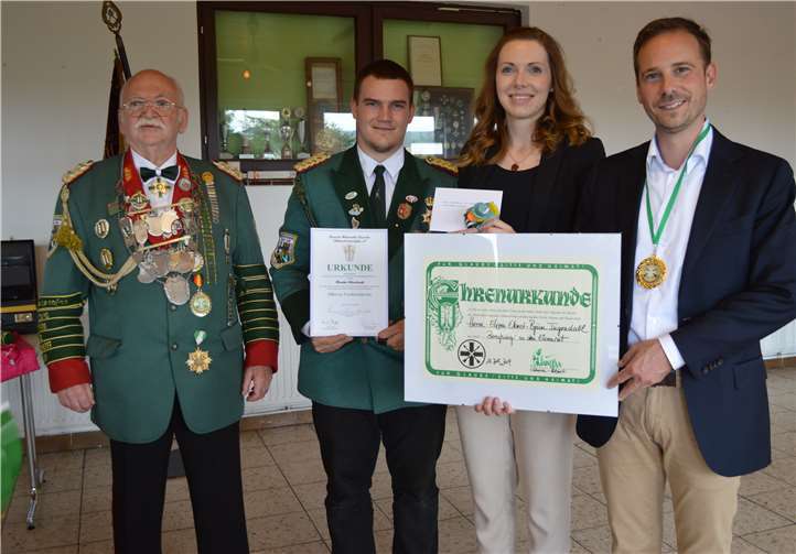 De Remagener Bürgermeister wurde zum Ehrenoberst ernannt (v. .): Martin Schlimpen, Hauke Ottersbach, Sabrina Ingendahl und Björn Ingendahl.