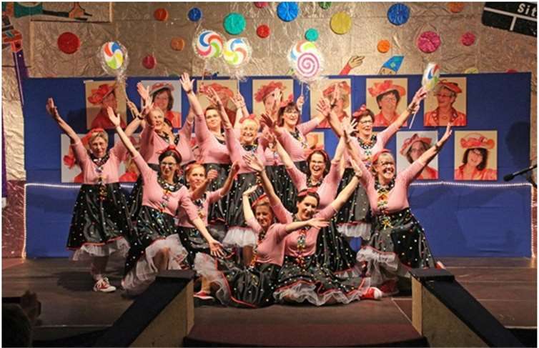 De Vorstandsdamen des Möhnenvereins kamen in selbst genähten Rockabilly – Kleidern und mit beleuchteten Lollipops auf die Bühne.