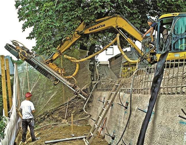 De bewehrte Spritzbetonwand mit den eingelassenen Erdnägeln, welche künftig die Standsicherheit der Straße gewährleisten soll.privat