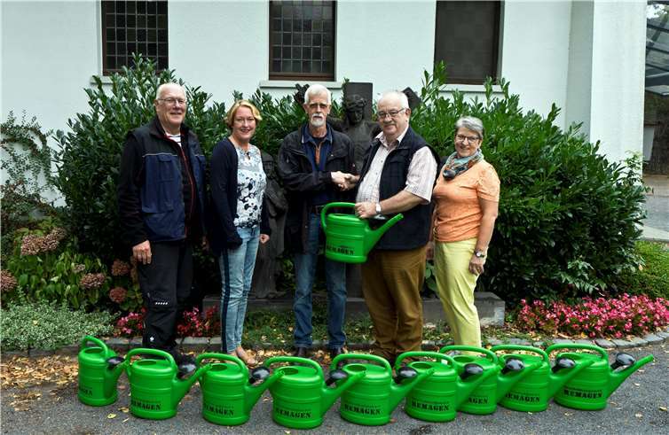 DeVerschönerungsverein Remagen übergab die Gießkannen an die Stadt (v. l.): Bernhard Exner (Schatzmeister), Beate Reich (stellvertretende Vorsitzende, Wolfgang Dahl (Vorsitzender), Gisbert Schmitz (Stadt Remagen), Margot Lembke (Schriftführer). privat