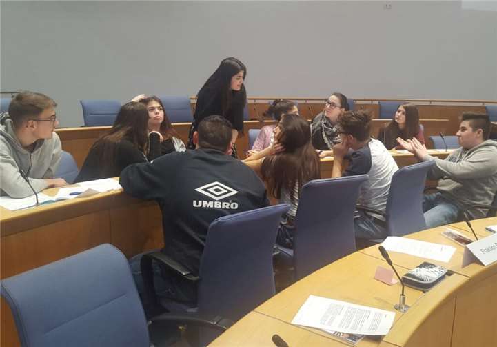 Debattieren wie die Großen im Mainzer Landtag. Schülerinnen und Schüler der Erich-Kästner-Realschule plus schlüpften in die Rolle von Politikern. privat