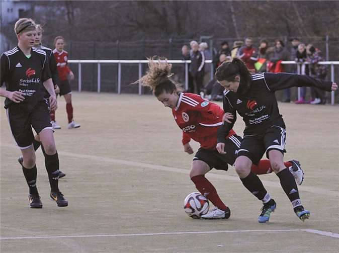 Debora Vinci (Mitte) versucht, sich gegen die dicht gestaffelte Abwehr Luft zu verschaffen. Guido Kölzer