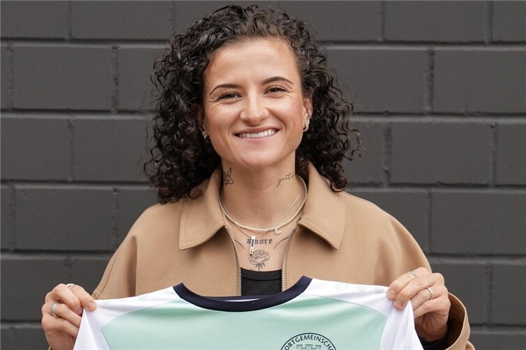 Debora Vinci präsentiert sich mit dem Trikot der SG 99 Andernach. 