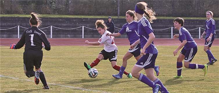Debora Vinci (weiß) hatte kurz vor Schluss noch den Siegtreffer auf dem Fuß. Guido Kölzer