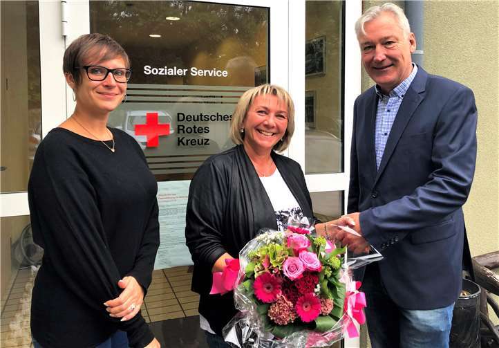 Debora Wolf, Leiterin des Sozialen Service im DRK-Kreisverband, und Kreisgeschäftsführer Bernhard Schneider gratulierten Helena Sell zur bestandenen Weiterbildung in der Pflegedienstleitung. Foto: Erich Brüning