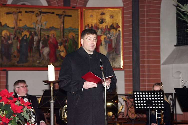 Dechant Achim Thieser begrüßte als Hausherr die Gäste und Musiker.