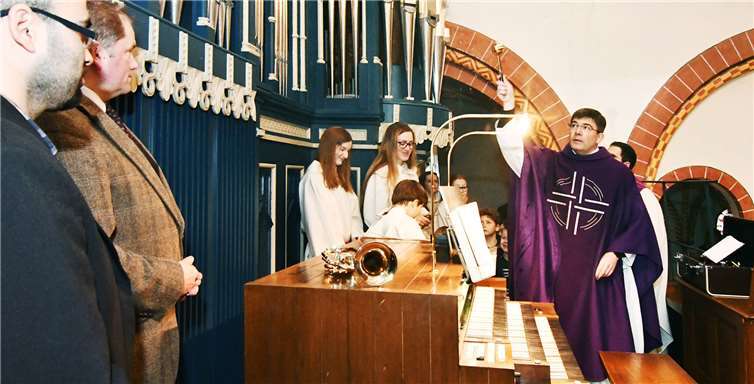 Dechant Achim Thieser segnete die neu restaurierte Walcker-Orgel ein.