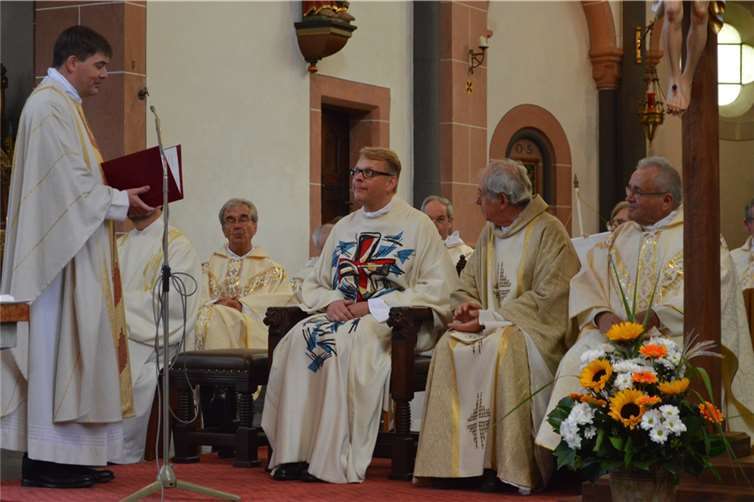 Dechant Achim Thieser überreichte die Ernennungsurkunde von Bischof Stephan Ackermann