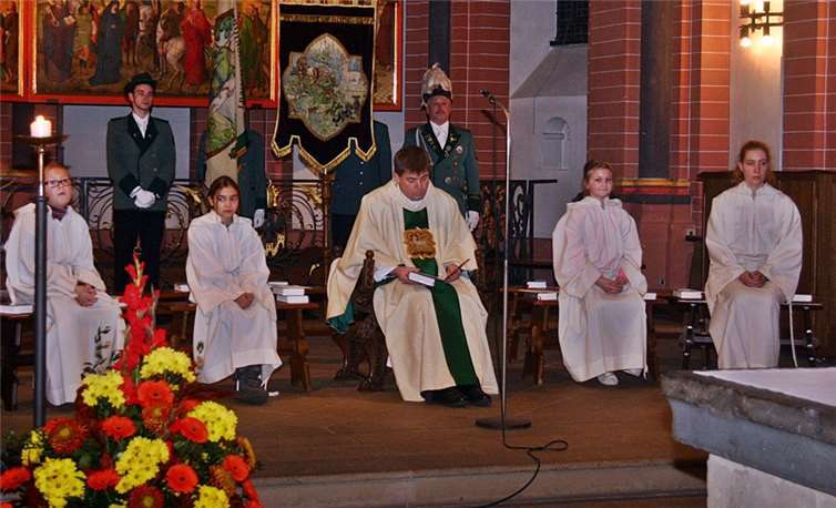 Dechant Achim Thieser zelebrierte die Festmesse in der St. Peterkirche. RÜ