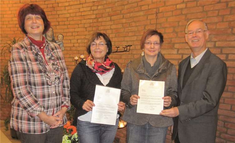 Dechant Dr. Johannes-Georg Meyer überreichte zusammen mit Frau Ahmann-Langer den beiden letzten Kursteilnehmerinnen Frau Söller und Frau Steffens offiziell die Ernennungsurkunde von Bischof Stephan.  Privat