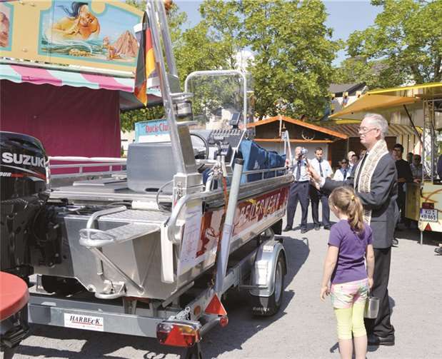 Dechant Dr. Johannes Meyer stellte das Boot unter Gottes Segen.