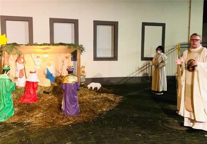 Dechant Frank Klupsch, der Pastor von Remagen, segnete die Krippe. Foto:privat