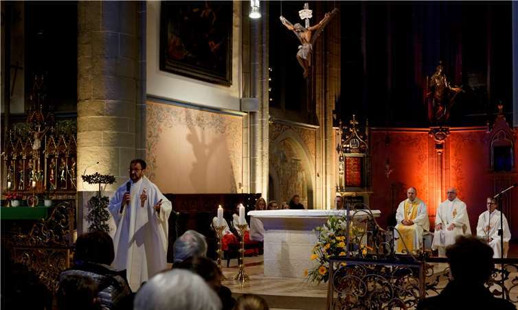 Dechant Jörg Meyrer begrüßte die zahlreichen Gäste in der Kirche. Fotos: -KG-