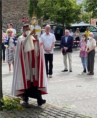 Dechant Jörg Meyrer beim Segen. Foto: Horst Gies