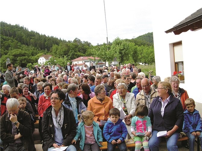 Dechant Jörg Meyrer konnte über 200 Besucher willkommen heißen. Privat