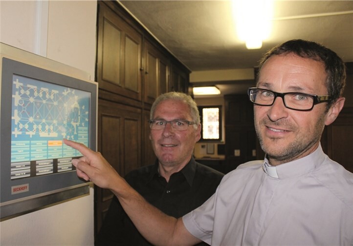 Dechant Jörg Meyrer, vorne, und der stellvertretende Vorsitzende des Verwaltungsrates Paul Radermacher.