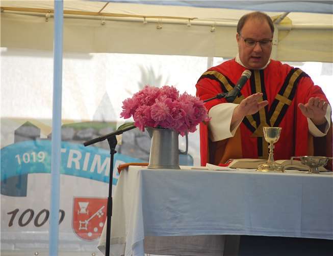 Dechant Jörg Schuh aus Ochtendung beim Freiluftgottesdienst.