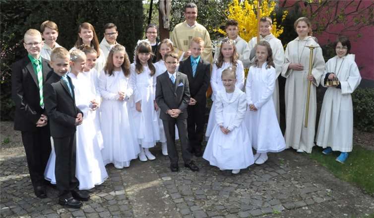 Dechant Mathias Veit mit Kommunionkindern in Alzheim. Fotos: BS