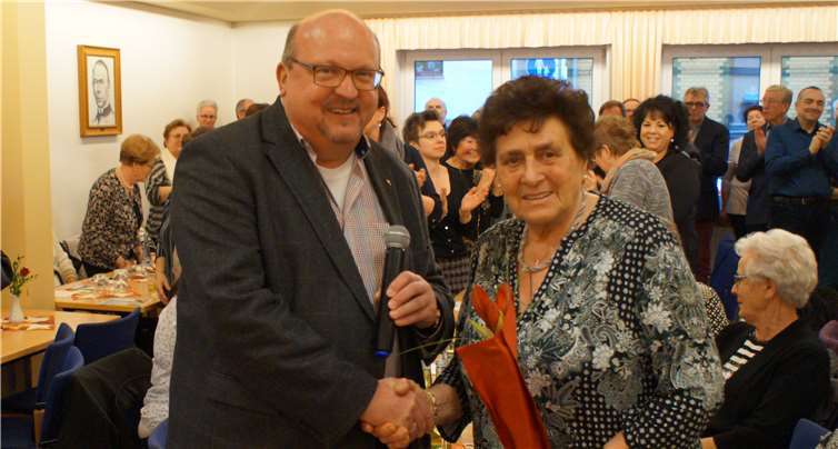 Dechant Michael Rams bedankte sich bei Maria Schmitt für dielangjährige Tätigkeit als Leiterin der Seniorenbegegnungsstätte amKolpingplatz. Von den Anwesenden erhielt sie hierfür stehende Ovationen.