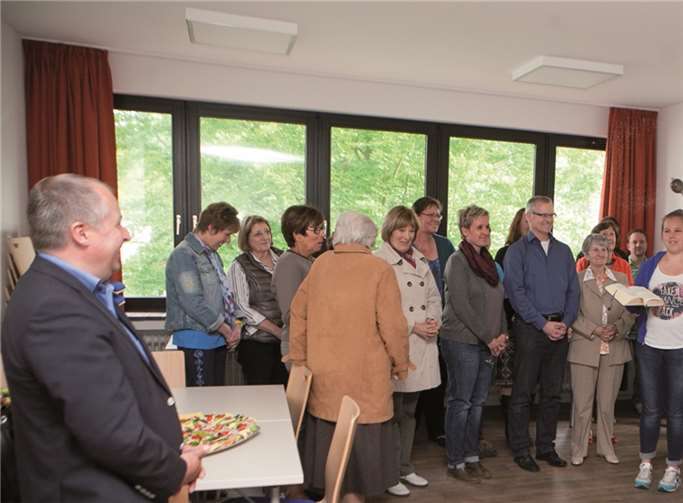 Dechant Pfarrer Hermann Josef Zeyen segnete die renovierten Räume im Pfarrheim Adendorf ein. JOST