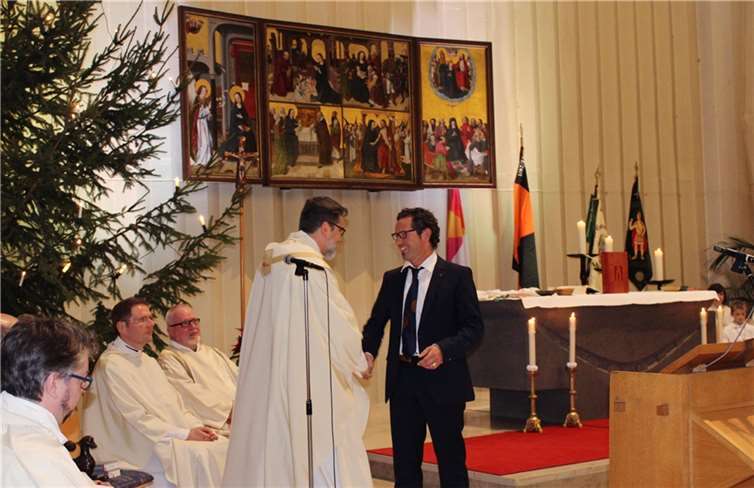 Dechant Thomas Darscheid gratulierte dem neuen Pfarrer der PG als erster