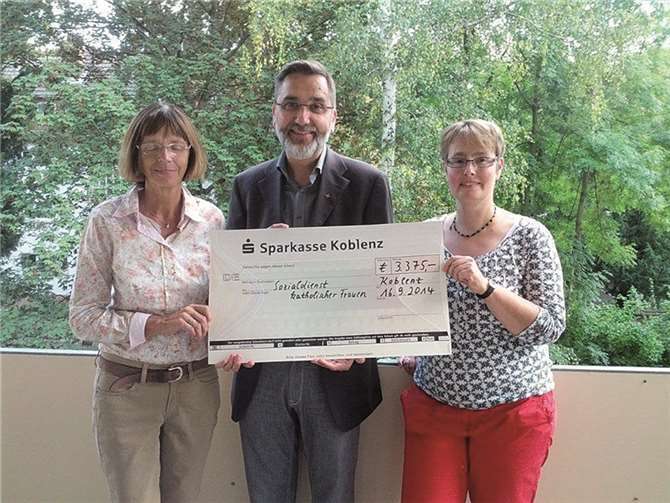 Dechant Thomas Darscheid übergab einen Scheck an den Vorstand des SKF Koblenz. privat