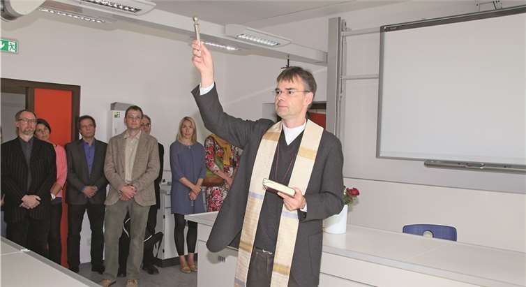 Dechant Thomas Hüsch segnet die neuen Naturwissenschafts- und Kunsträume des Cusanus-Gymnasiums.  Privat