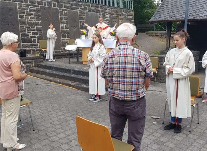 Dechant Veit begrüßte die Gläubigen. Foto: privat