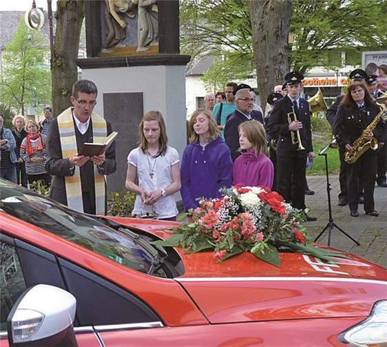 Dechant Veit bei der Einsegnung des Kommandowagens.