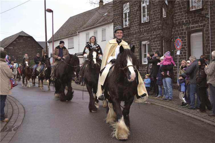 Dechant Veit saß bei der zahmen Emma souverän im Sattel .