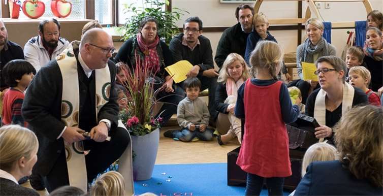 Dechant Zeyen und Pfarrerin Müller schenkten den Kindern ein Exemplar der Neukirchener Vorlesebibel.