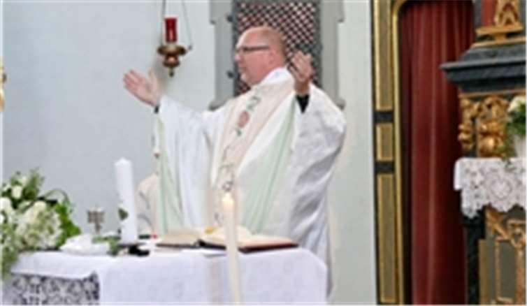 Dechant Zeyen zelebrierte die Messe für das besondere Brautpaar.