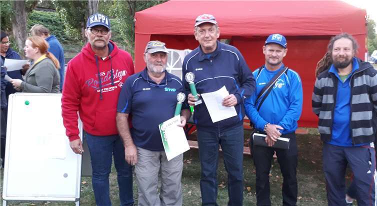 Deddy Busch und Marc Adams mit den Siegespokalen. Privat