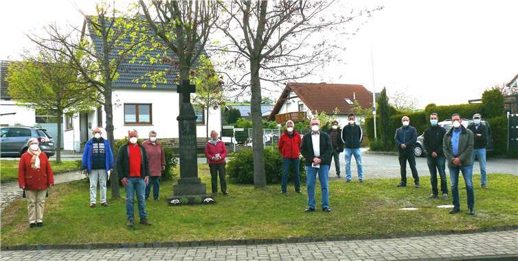 Dedenbacher Bürger gedachten der Weihe des Basaltkreuzes vor genau 100 Jahren nahe der Bushaltestelle Dedenbach. Foto: privat