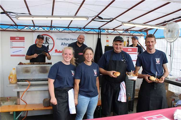 „Eigentlich hatten wir Hände zu wenig“ Deftige Grillspezialitäten fanden reißenden Absatz. Fotos: DU
