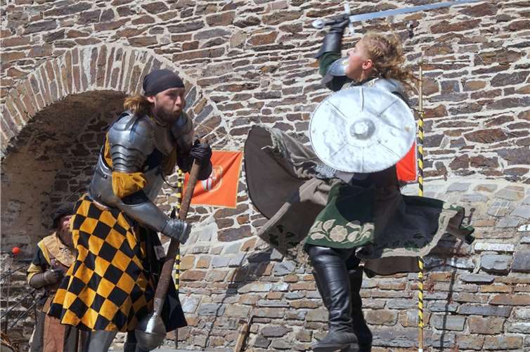 Deftige Schaukämpfe lieferten sich wieder die Akteure der Fecht- und Schaukampftruppe „Fictum“.